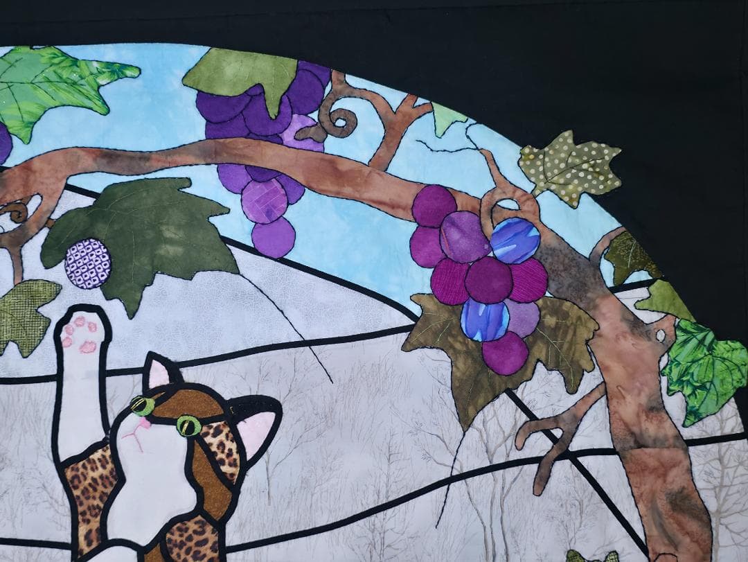 ハンドメイド ステンドグラスキルトタペストリー 「猫とぶどうの木」