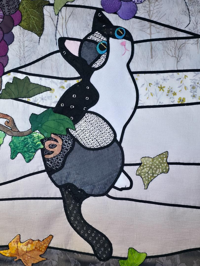 ハンドメイド ステンドグラスキルトタペストリー 「猫とぶどうの木」