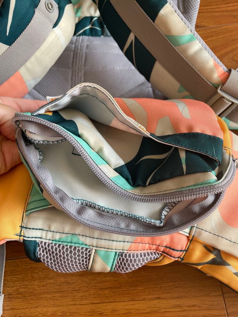 国内未販売！エルゴベビー　抱っこ紐 カラフル葉柄デザイン