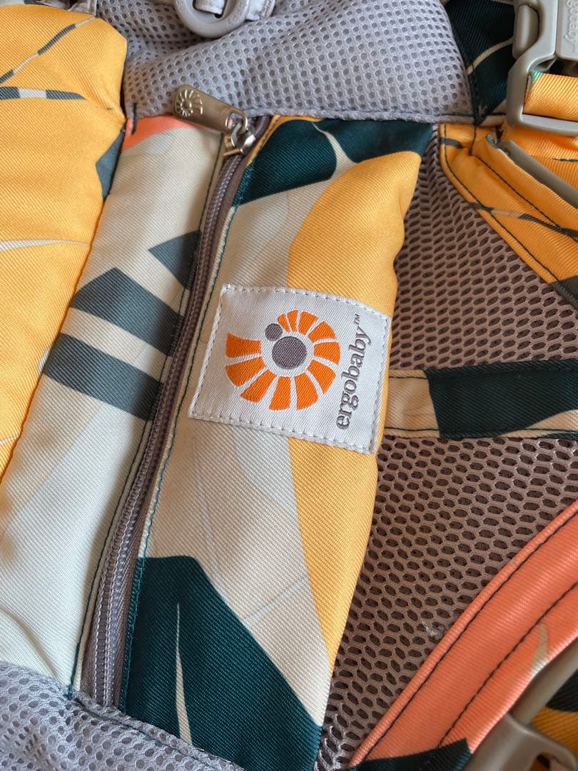 国内未販売！エルゴベビー　抱っこ紐 カラフル葉柄デザイン