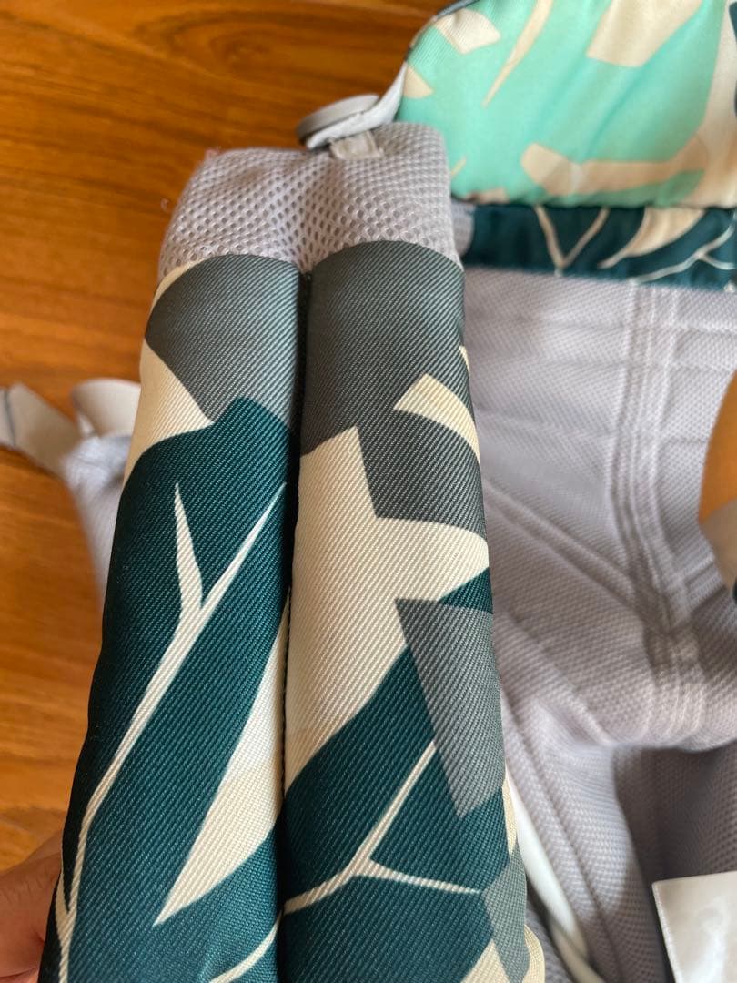 国内未販売！エルゴベビー　抱っこ紐 カラフル葉柄デザイン