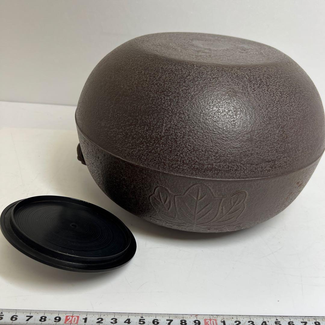 高橋敬典　菊桐地紋　政所釜　共箱　幅約26.5㎝　東さ8-0212②