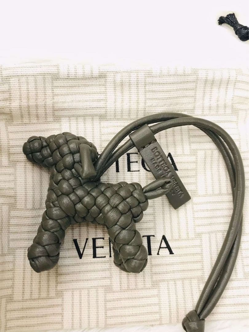 Bottega Veneta 犬型キーホルダー ダークグレー