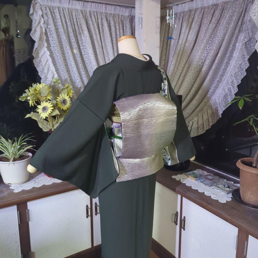 落款が入ります、青丹色の地に煌めく葡萄柄が繊細な美しさを見せる正絹訪問着です