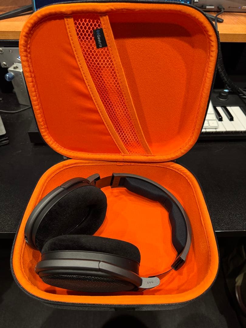 ゼンハイザー HD600（新古品）ケース付き、ケーブル２本付き