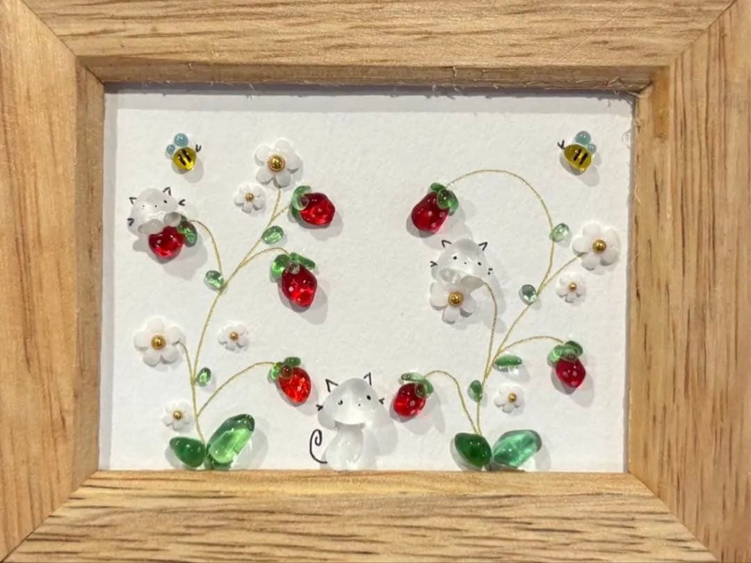 シマエナガといちご畑　。シーグラスアート