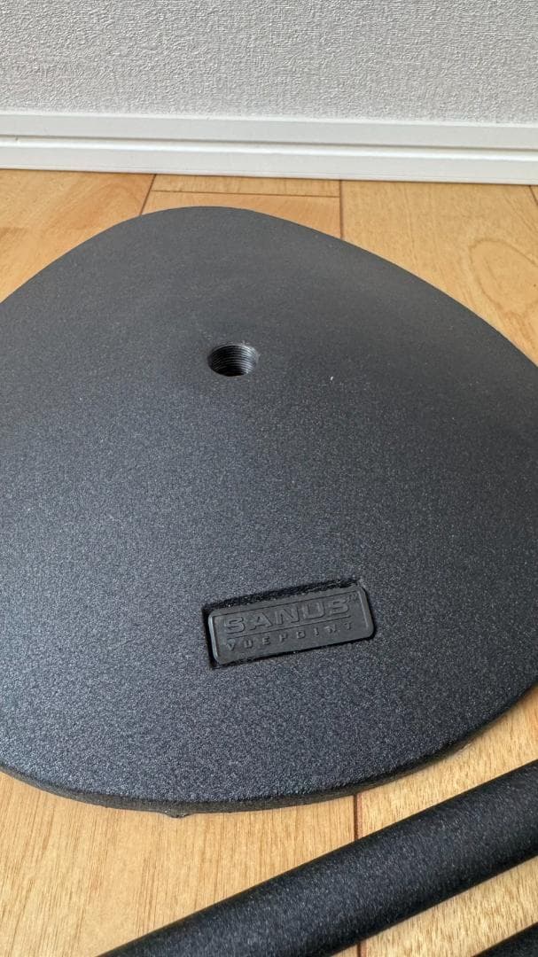 【送料込み、値下げ】SANUS高さ調節スピーカースタンド、2個セット