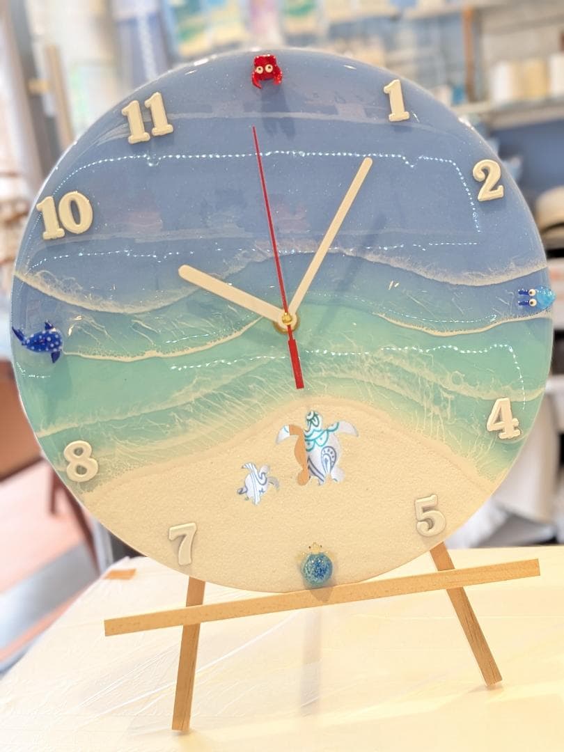 ⑩海の時計　パステルグリーン×ウルトラマリン レジンアート　（ガラス細工・砂）