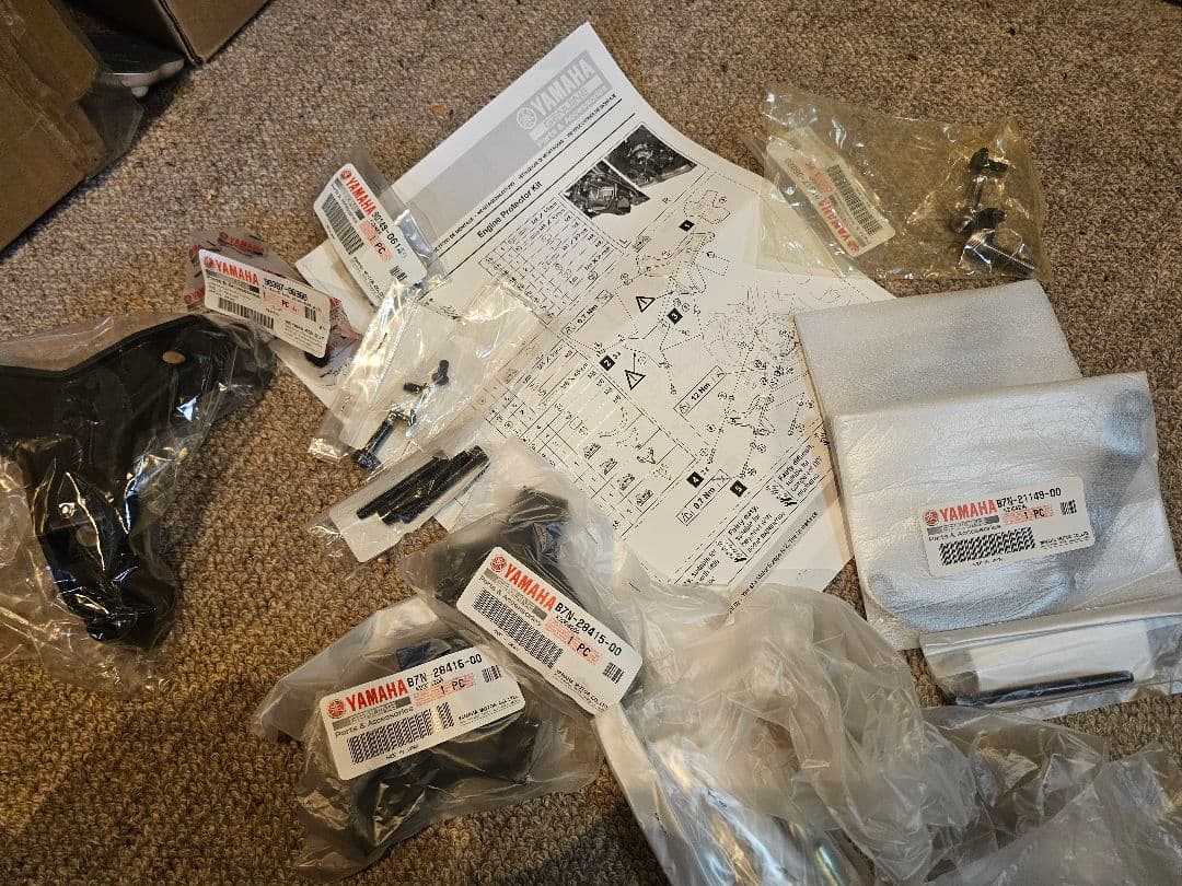 ヤマハ　XSR900　2022～ ワイズギア　エンジンガード　プロテクター　左側