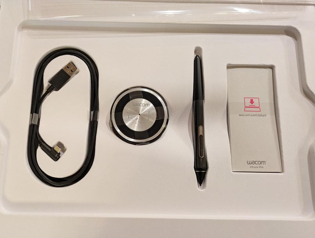 液タブ・ペンタブ Wacom Intuos Pro Medium PTH-660