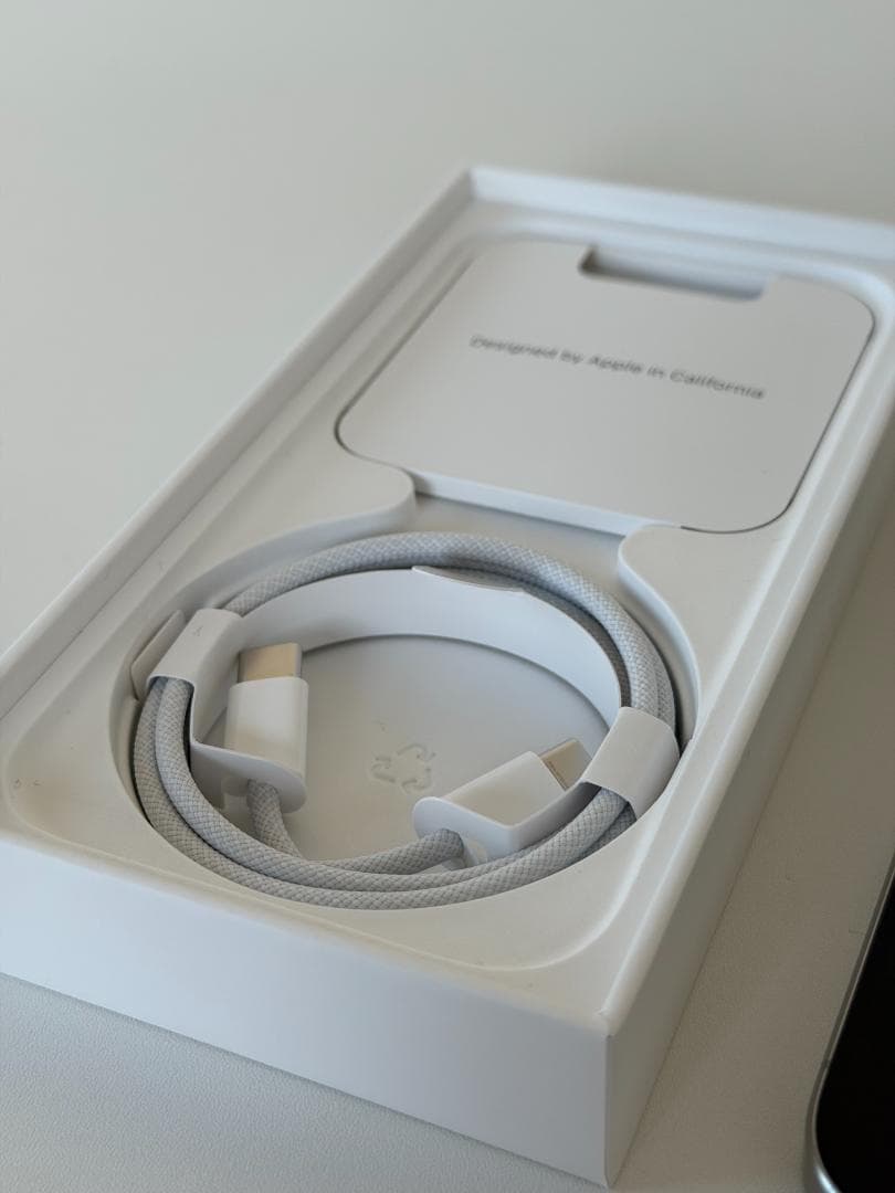 iPhone 15 Pro ホワイトチタニウム SIMフリー 美品 箱あり