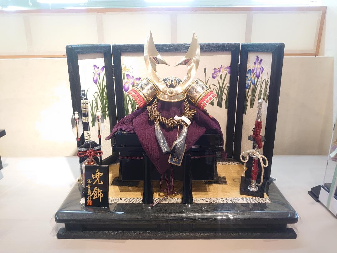 ●五月人形フルセット●　正絹縅の金兜　高級焼桐台屏風セット