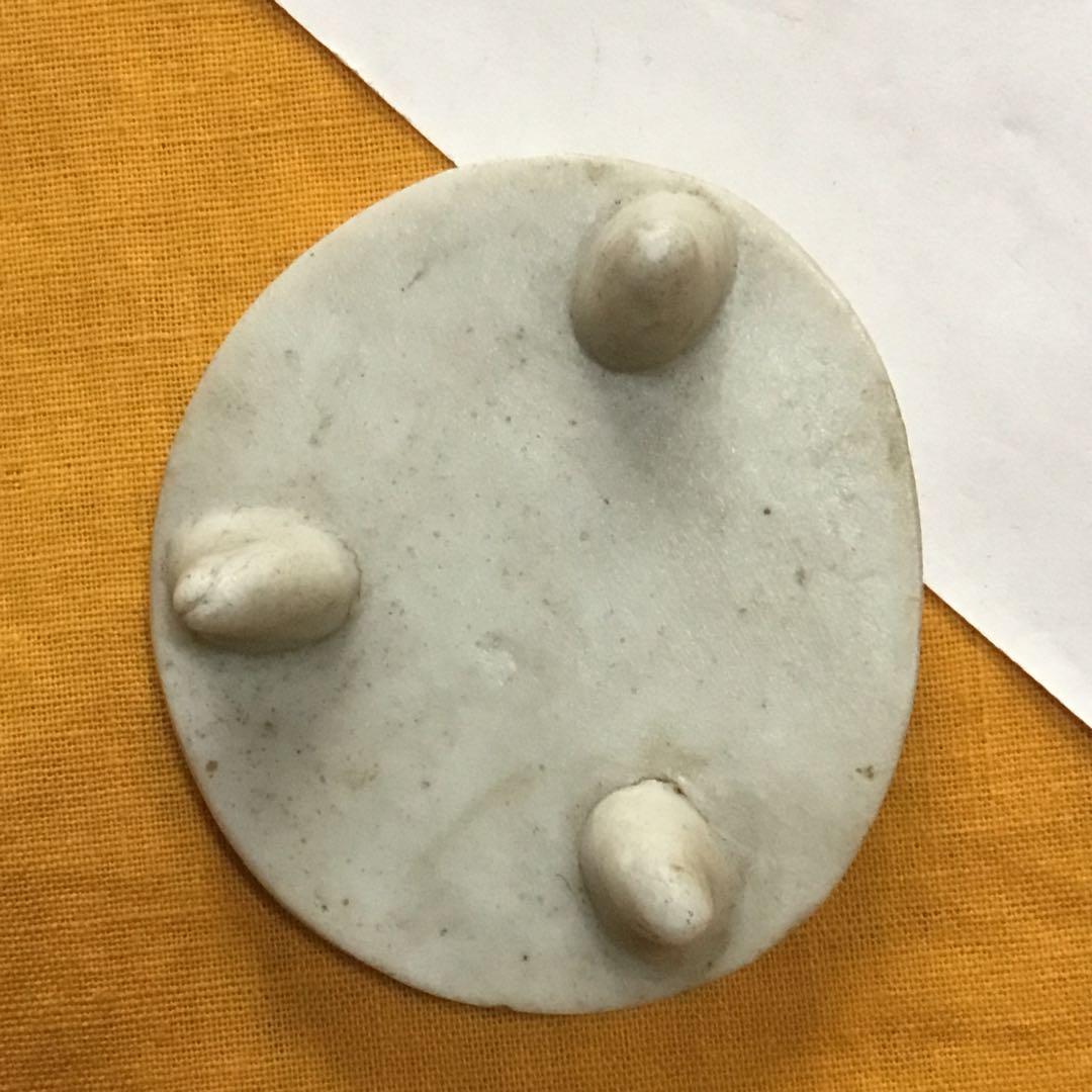 小さな飾り台　磁器