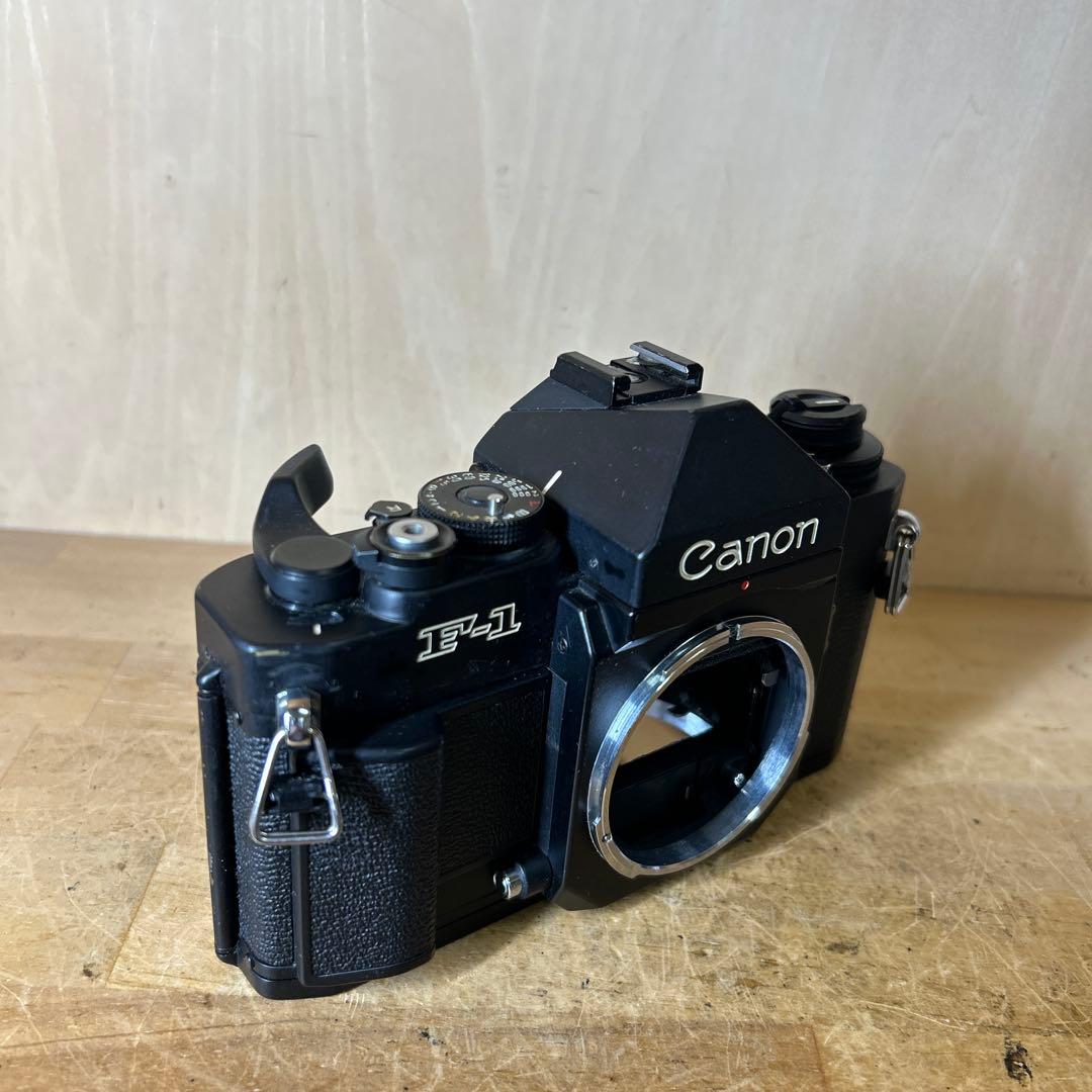 Canon F-1 ボディー　フィルム巻き取り軸下部欠けあり　他完動極美品