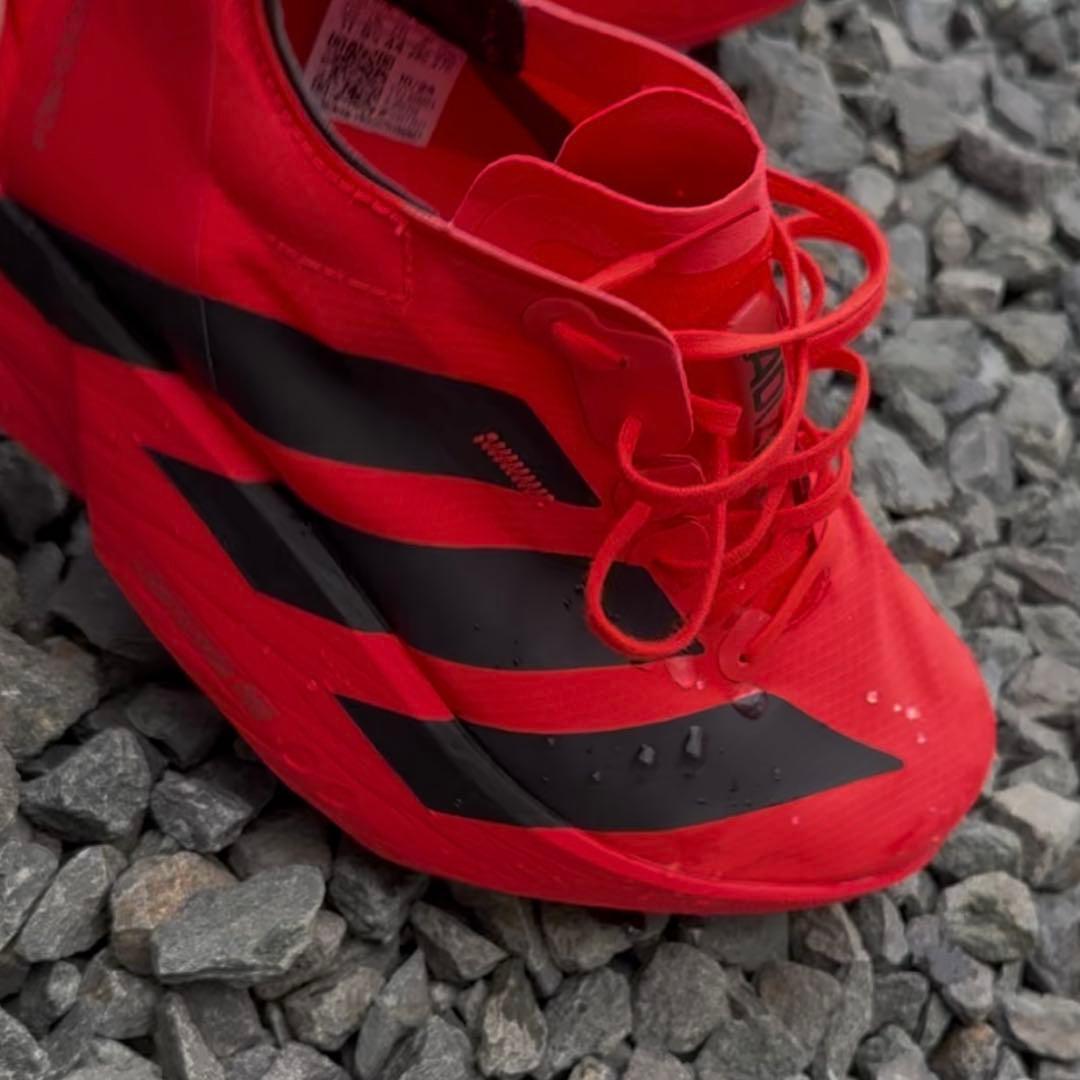 アディオスプロ4 28.0 赤×黒（販売終了色）