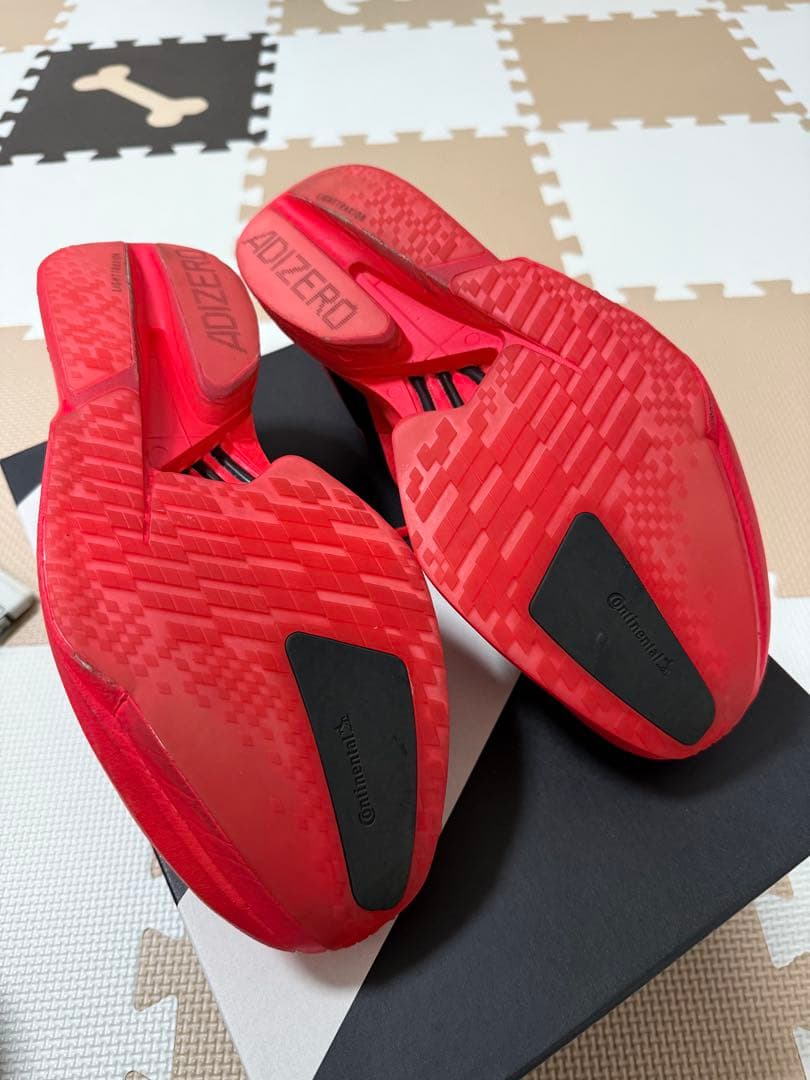 アディオスプロ4 28.0 赤×黒（販売終了色）