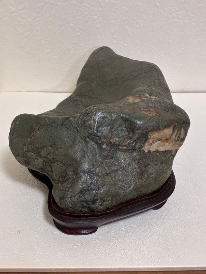 北海道神居古潭石　輝緑サ（12）木製台座付き