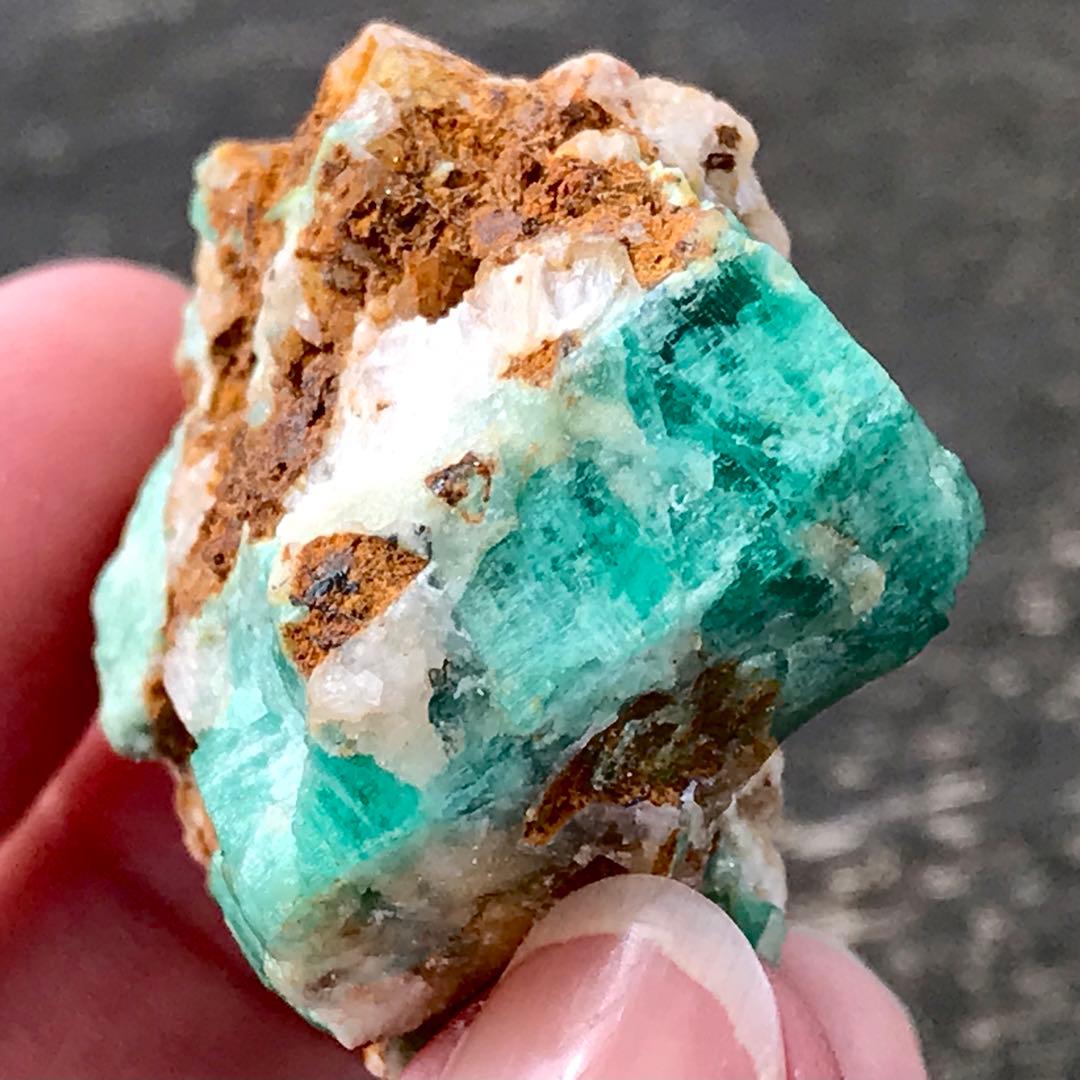 エメラルド 原石 126.7ct 六角 柱 ヘキサゴン パキスタン 天然石 宝石