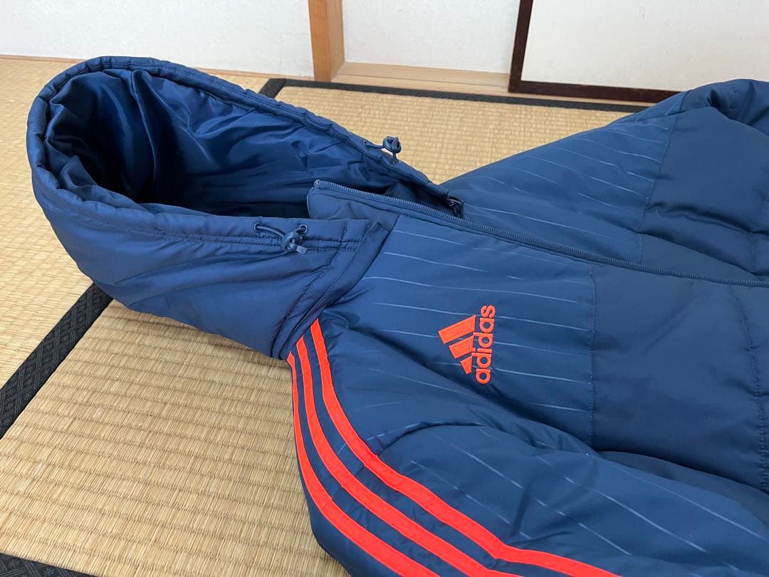 アディダス　ネイビーダウンジャケット蛍光オレンジライン