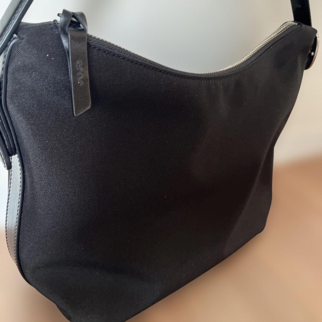 TOUT Y EST カノ トワル スモールバッグ　ブラック