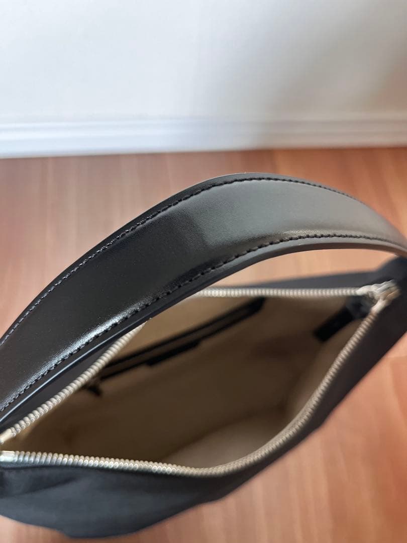 TOUT Y EST カノ トワル スモールバッグ　ブラック