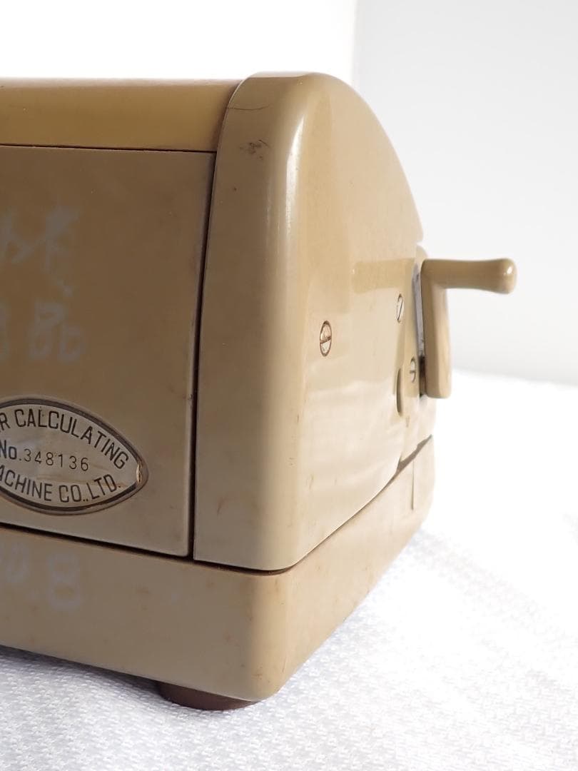 昭和レトロな手回し計算機 インテリアとしておすすめです。送料込・匿名発送
