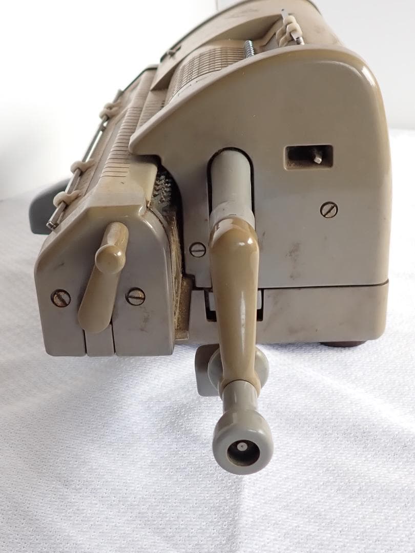 昭和レトロな手回し計算機 インテリアとしておすすめです。送料込・匿名発送