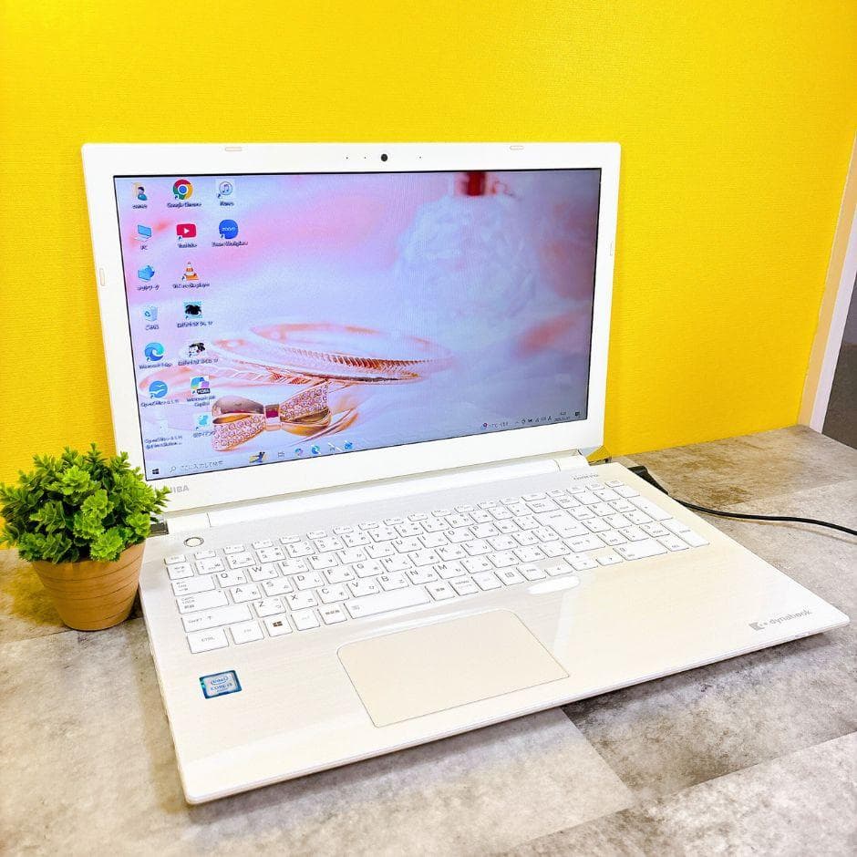 おしゃれなホワイト❣SSDでサクサク快適✨薄型 カメラ すぐ使えるノートパソコン