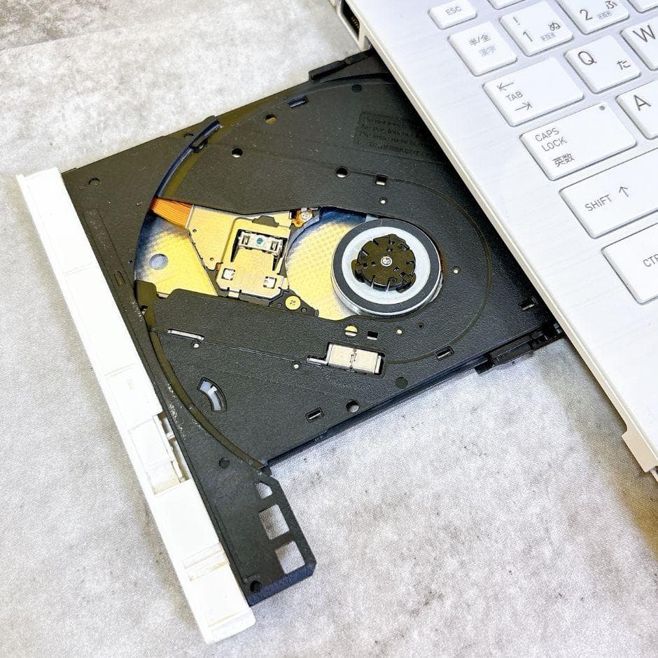 おしゃれなホワイト❣SSDでサクサク快適✨薄型 カメラ すぐ使えるノートパソコン