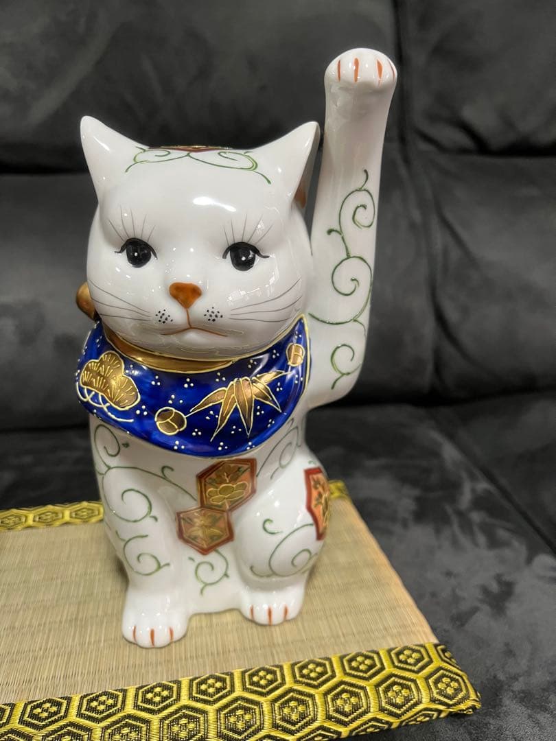 早い物勝ち！招き猫 陶器 置物 赤青スカーフ　美形　手が長い　伊勢　おかげ横丁