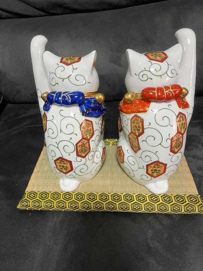 早い物勝ち！招き猫 陶器 置物 赤青スカーフ　美形　手が長い　伊勢　おかげ横丁