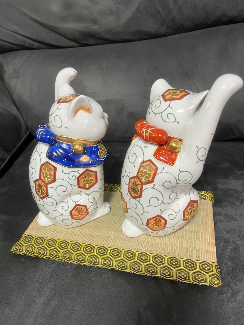 早い物勝ち！招き猫 陶器 置物 赤青スカーフ　美形　手が長い　伊勢　おかげ横丁