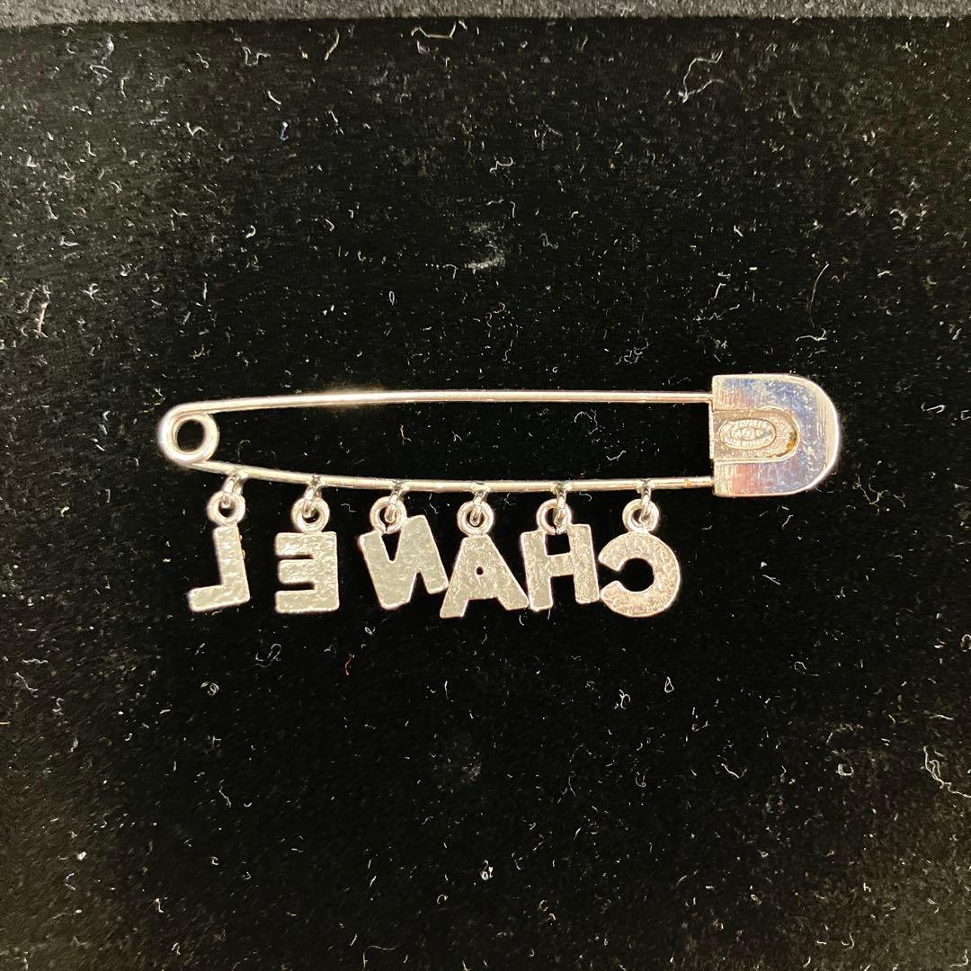 CHANEL ピンブローチ チャームロゴ 01P シルバー