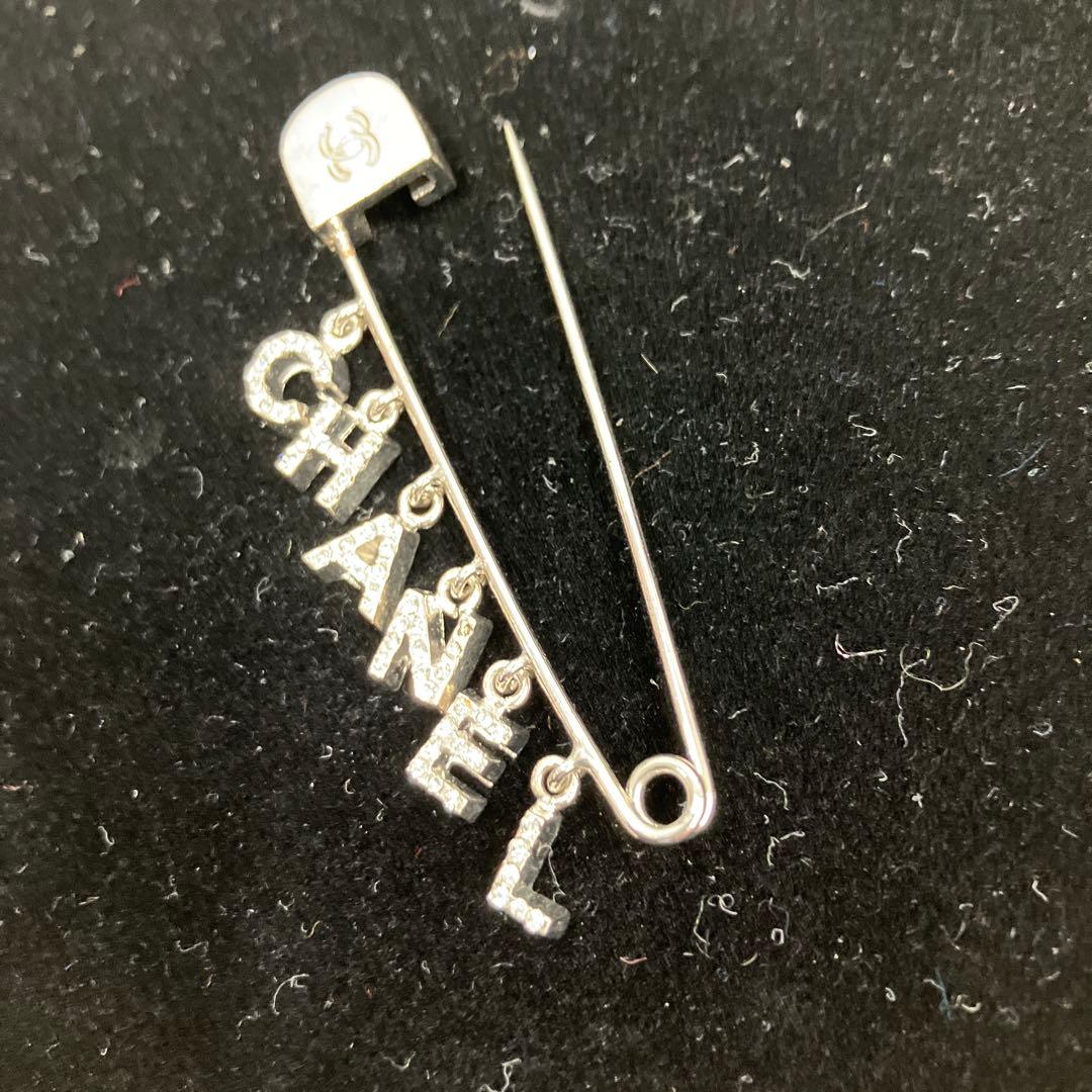 CHANEL ピンブローチ チャームロゴ 01P シルバー