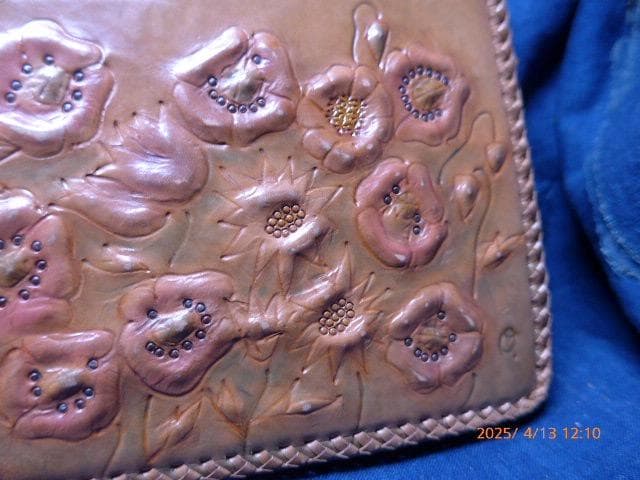 貴重、文化勲章受章の皮革工芸家　大久保婦久子の和服用のバッグ　個展に出品したもの