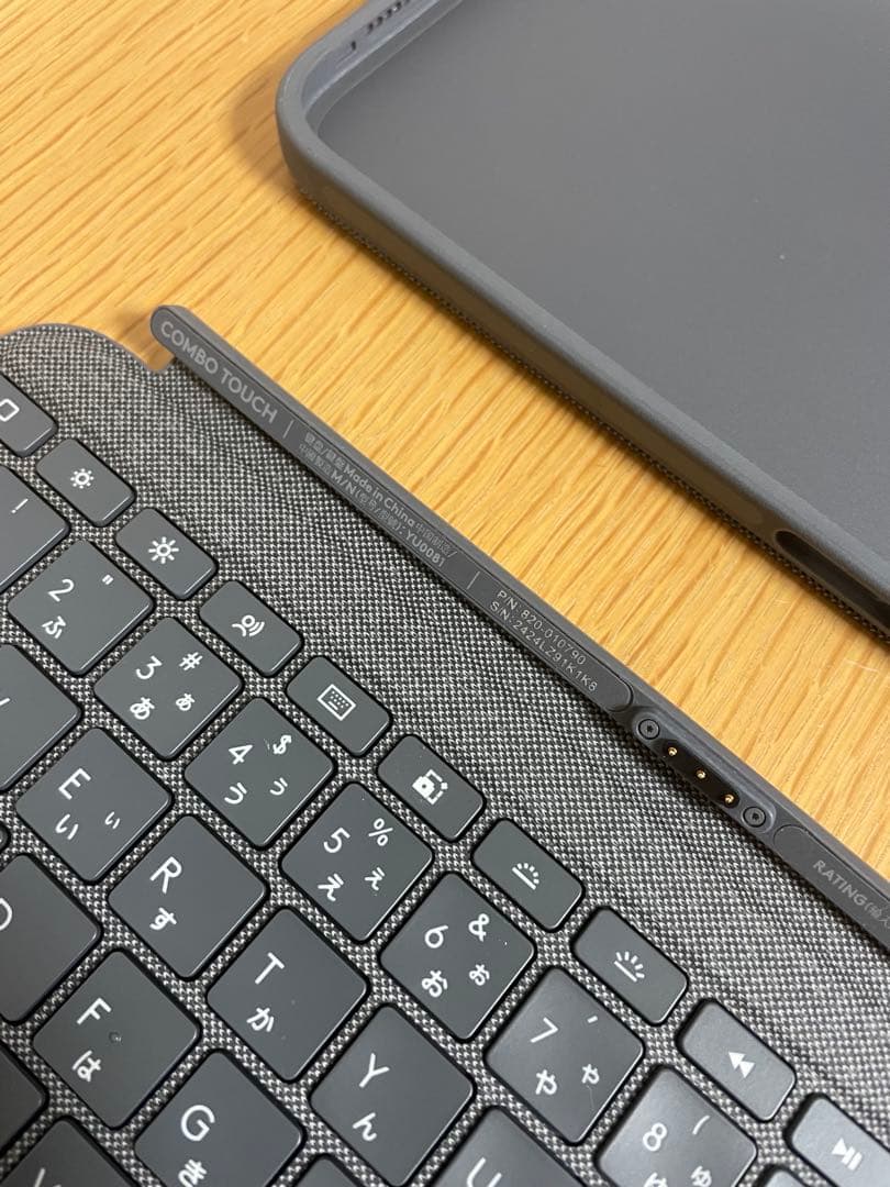 ロジクール 10.9インチ iPad用 トラックパッド付 キーボードケース。