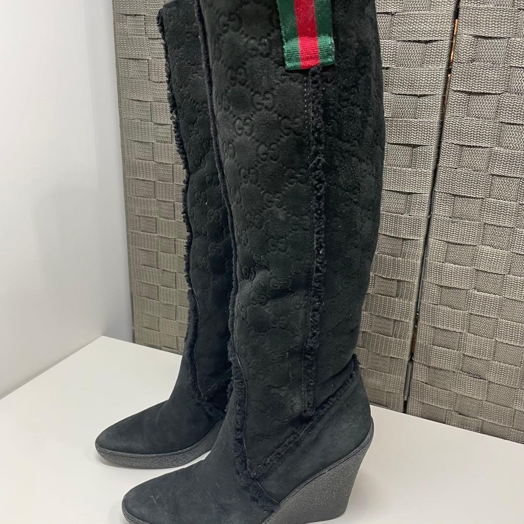 彩*愛様 GUCCI ブラック ムートンブーツ　GGロゴ エンボス ロングブーツ
