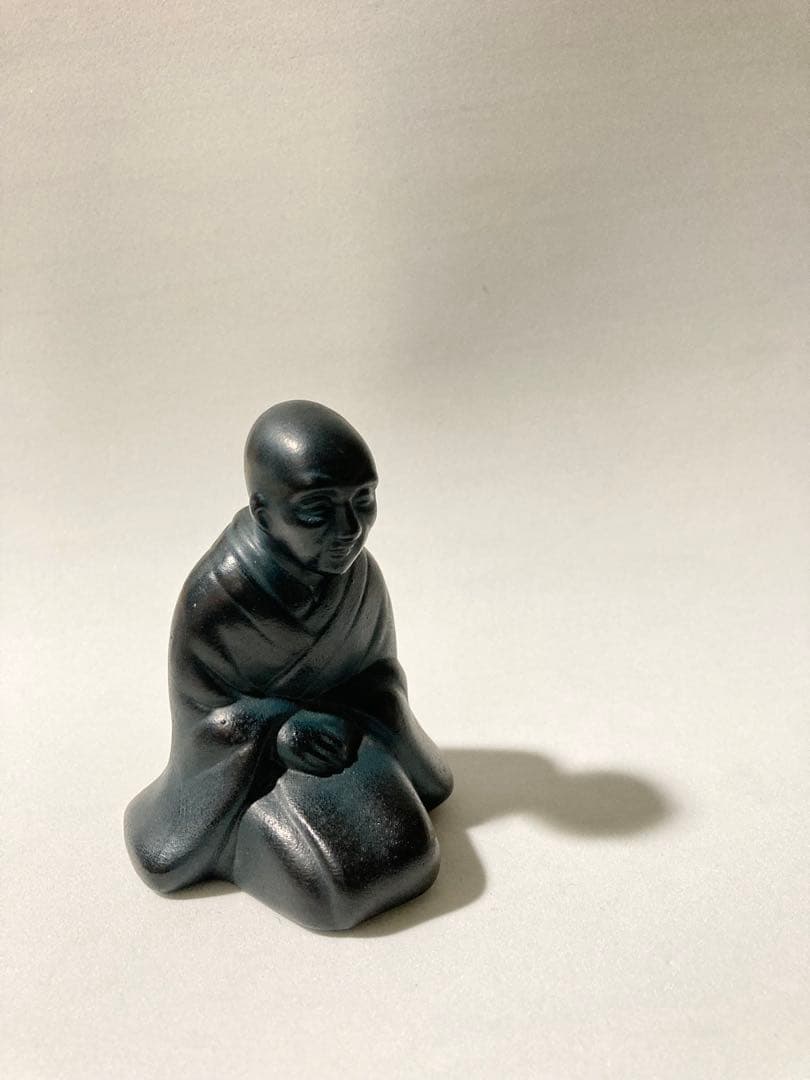黒色の陶器製　僧侶の座像　置物