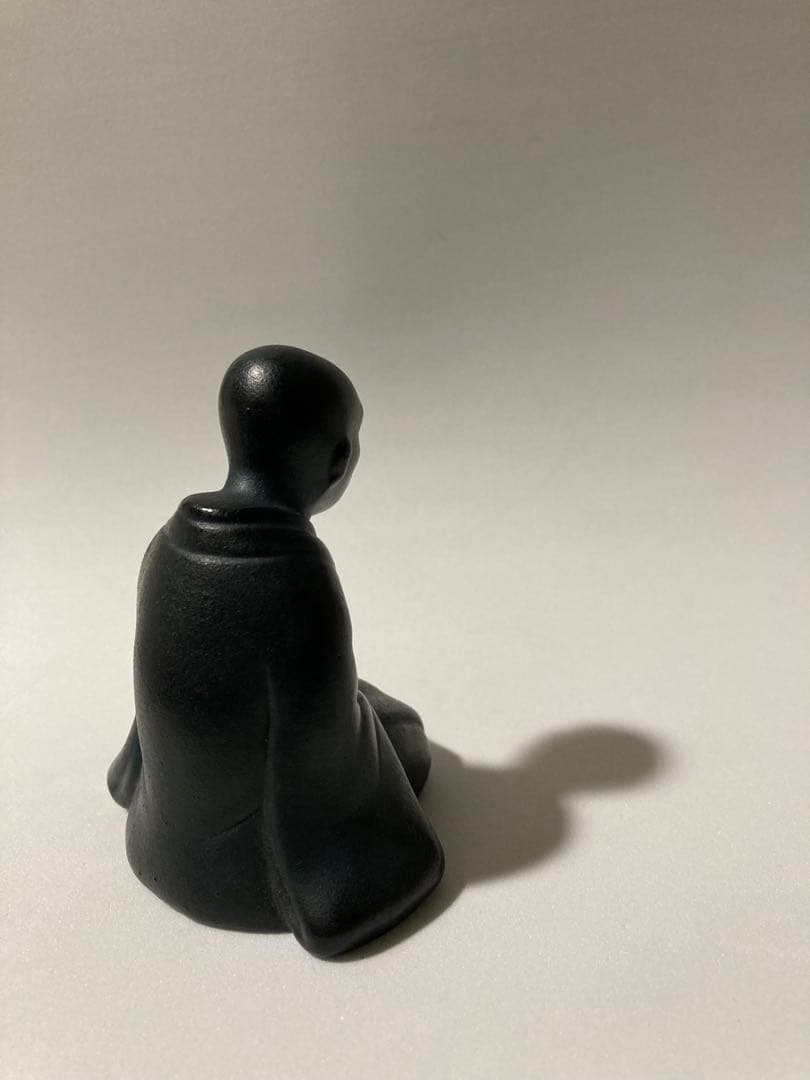黒色の陶器製　僧侶の座像　置物