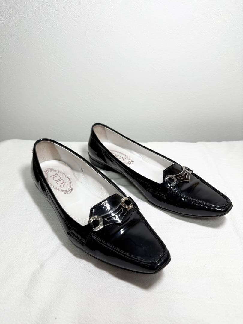 美品 トッズ ローファー エナメル ブラック 6 1/2 23.5cm 金具