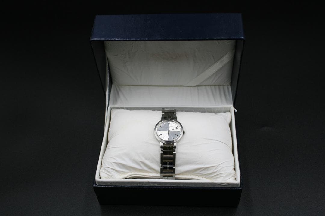 極美品 イヴサンローラン 腕時計 クオーツ シルバー文字盤 ステンレス