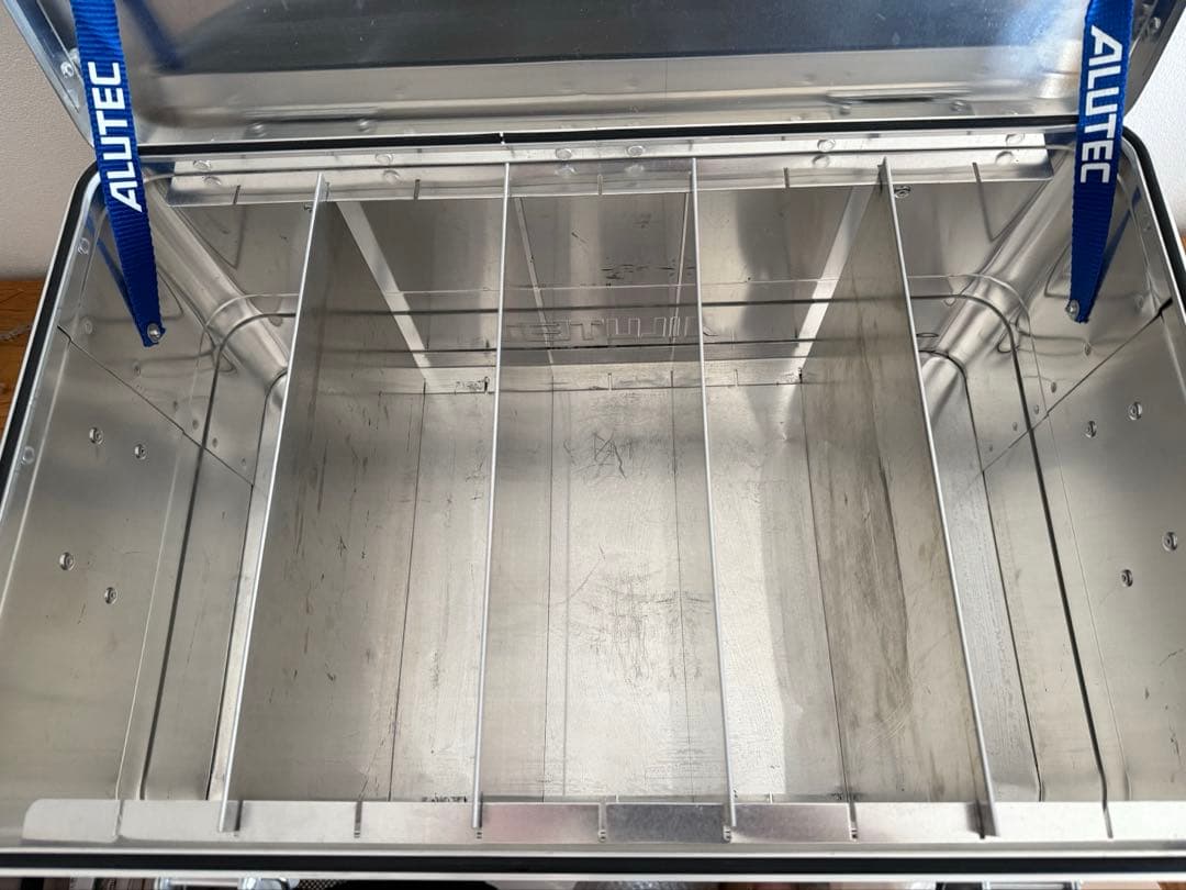 【送料込み】ドイツ製アルテック★アルミコンテナ★仕切り付き★キャンプギア収納★