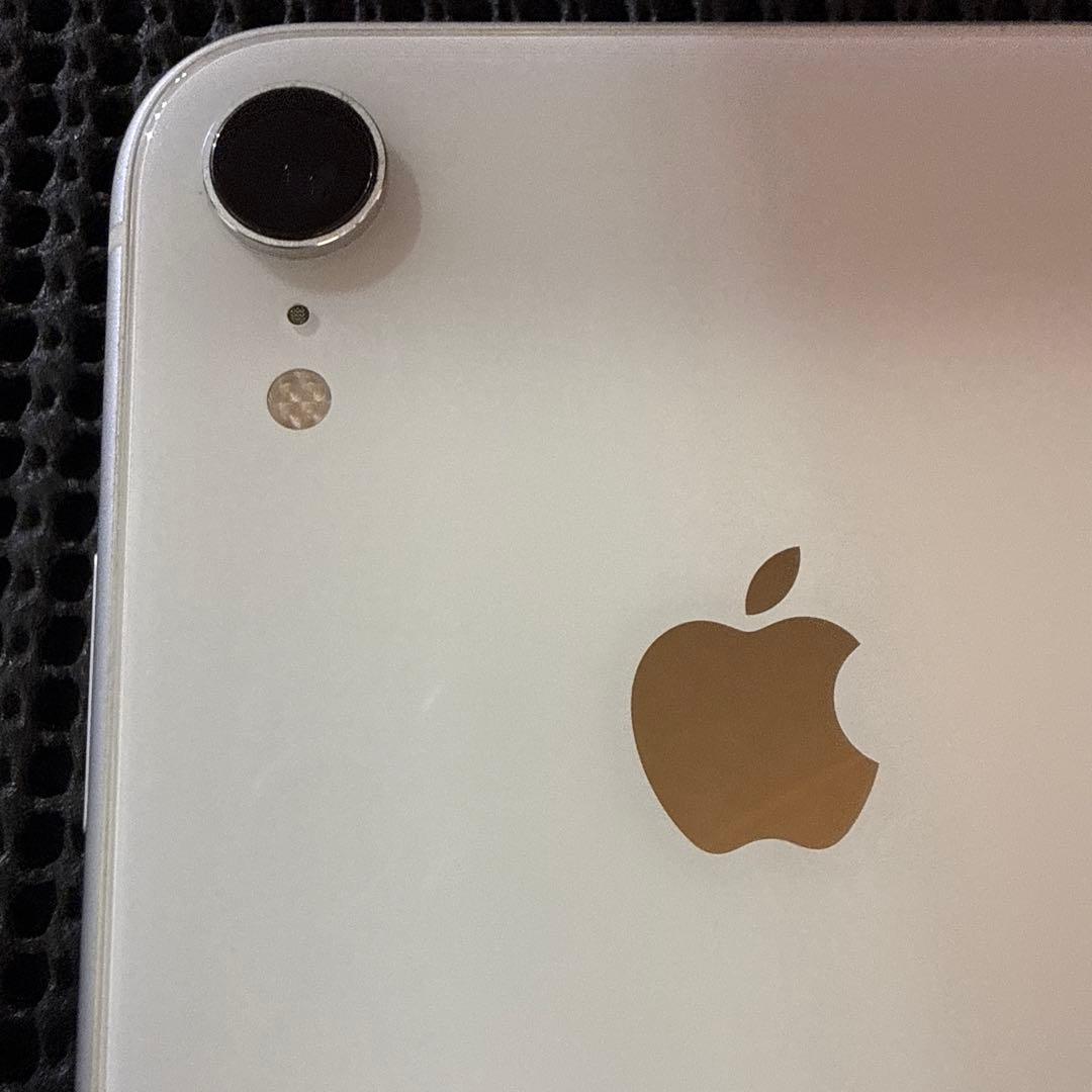 iPhone XR 64GB ホワイト SIMフリー バッテリー互換新品交換済み