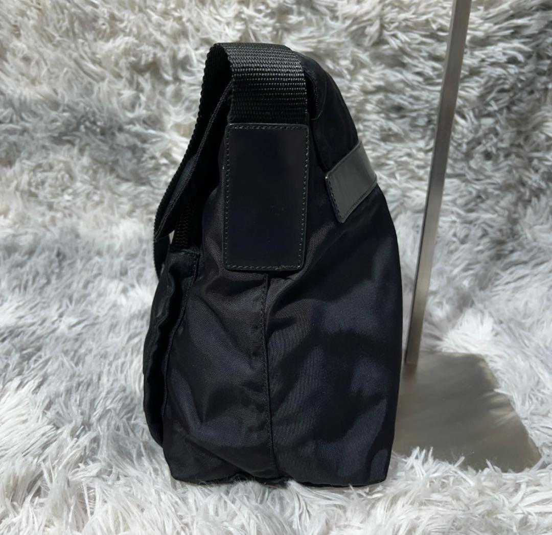 プラダ　ＰＲＡＤＡ　ショルダーバッグ　ナイロン　カメラバッグ　三角ロゴ