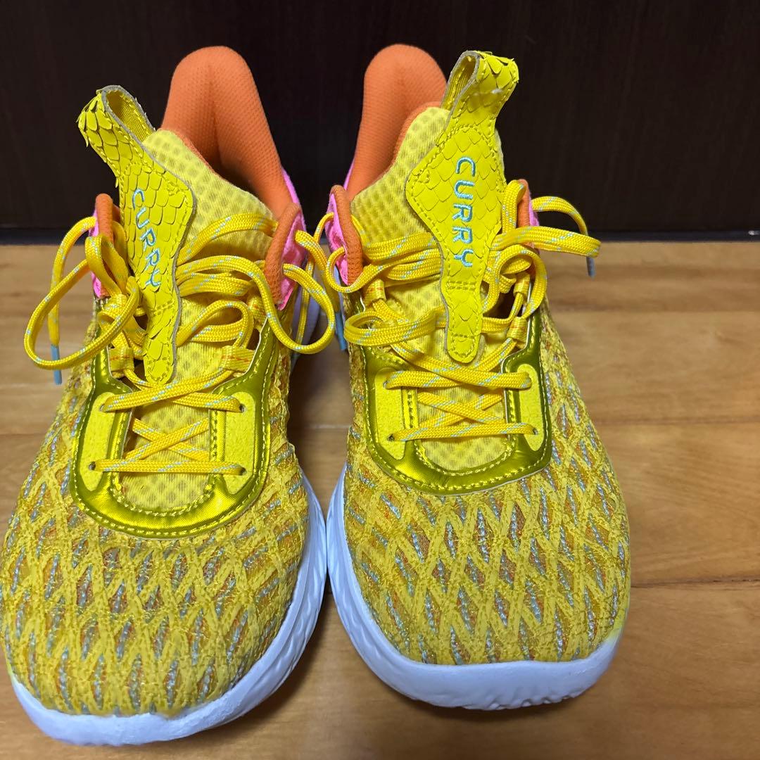CURRY 9セサミストリートコラボ バスケットボールシューズ イエロー/ピンク
