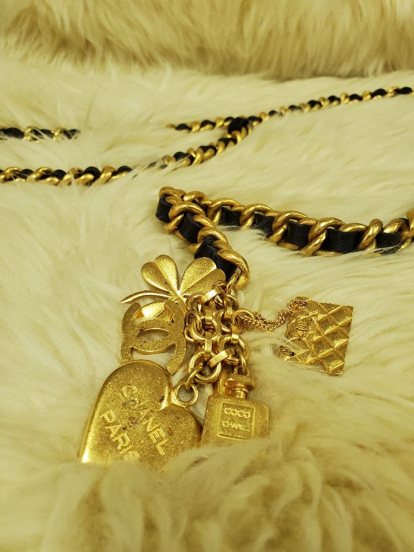 CHANEL シャネル　ゴールドチェーンベルト チャーム付き