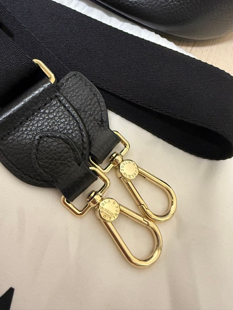 FURLA フルラ　ハンドバッグ　バック　ショルダー　黒　ゴールド　シンプル