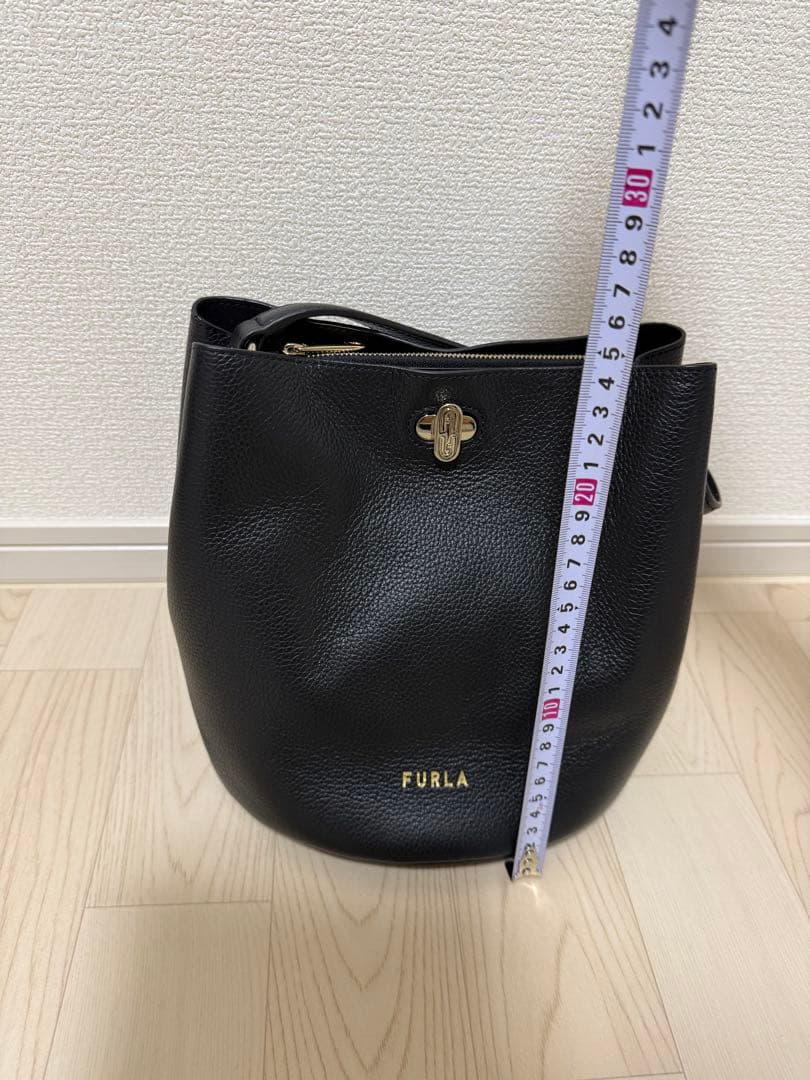 FURLA フルラ　ハンドバッグ　バック　ショルダー　黒　ゴールド　シンプル
