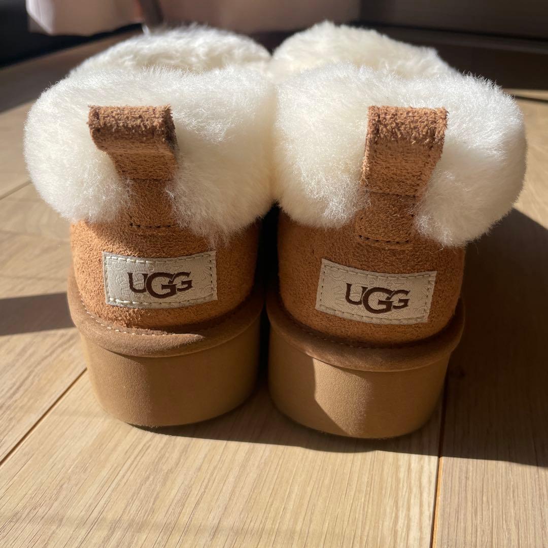 UGG WI-NITA PLATFORM ベージュ ボア付きムートンブーツ