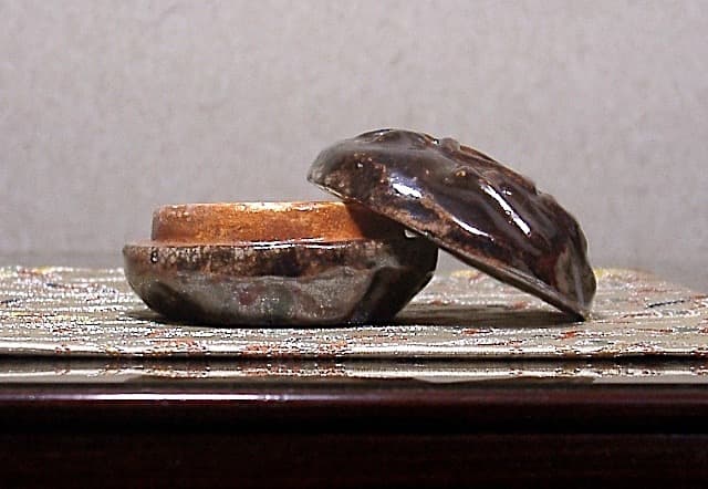 京焼・清水焼　聚楽焼　吾唯足知　香合　在銘　共箱　無傷　保証。